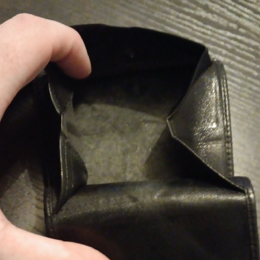 Gucci Vintage Black Leather
Unisex Wallet with Red and Green
Stitching (EUC) - Picture 14 of 14